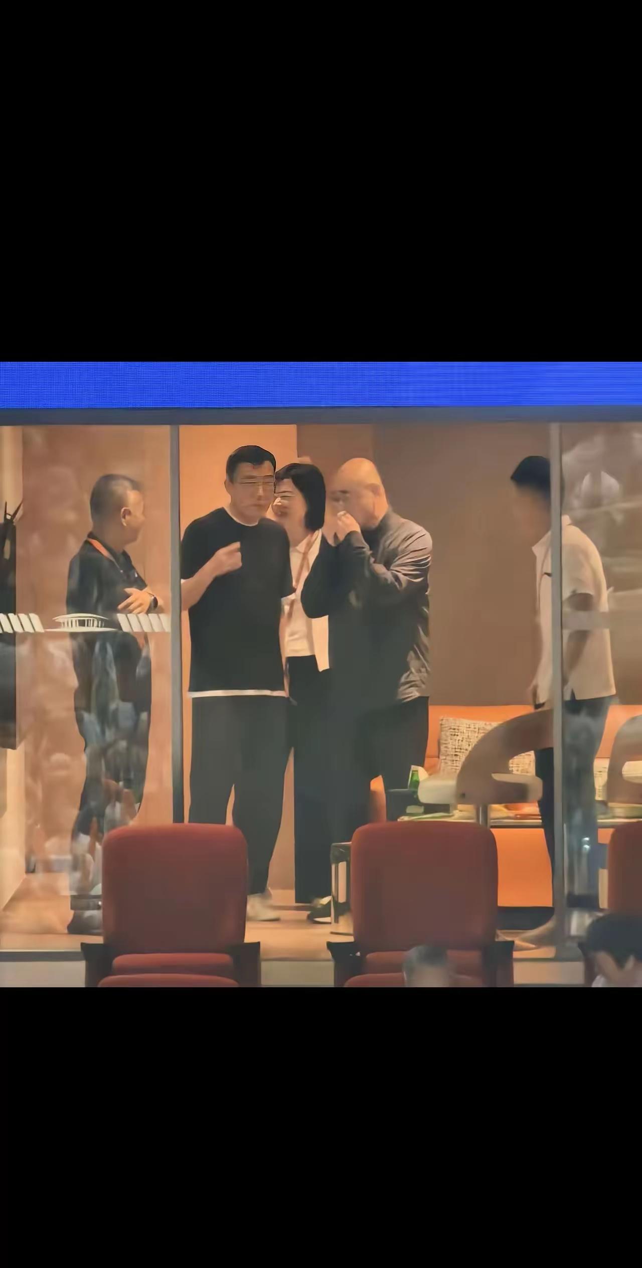 昨天晚上申花的董事长陪着比他更大一级的更董事的董事长在看上海男篮的比赛，从图片上