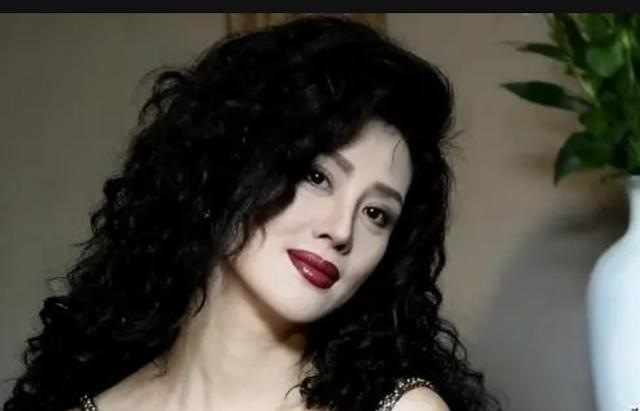 她是中国第一美妇，因太美被克林顿接见，为显年轻28年不近男色想象一下，一个女人