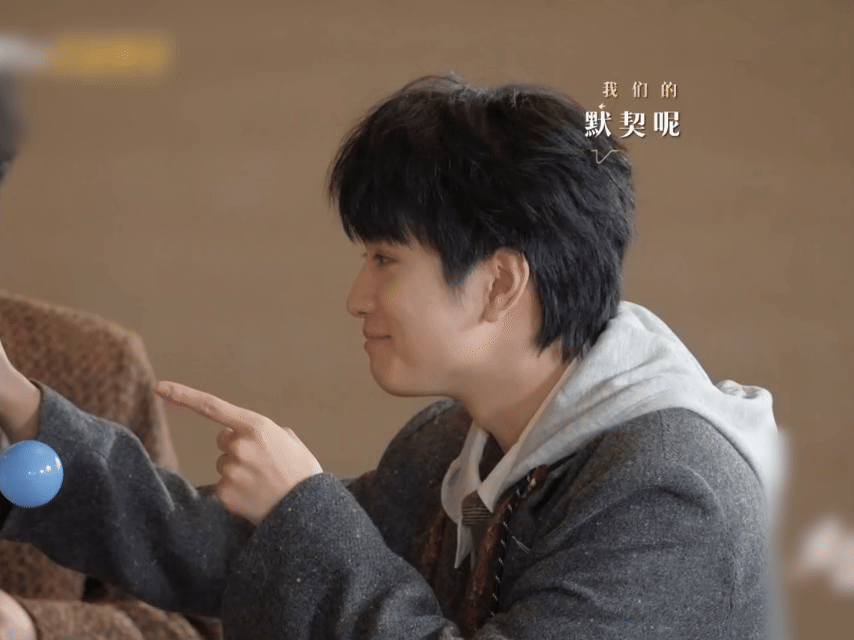 哇塞！罗云熙和敖子逸这互动简直萌翻啦！一个像灵动小狐，一个似可爱狗狗，叽里咕噜碎