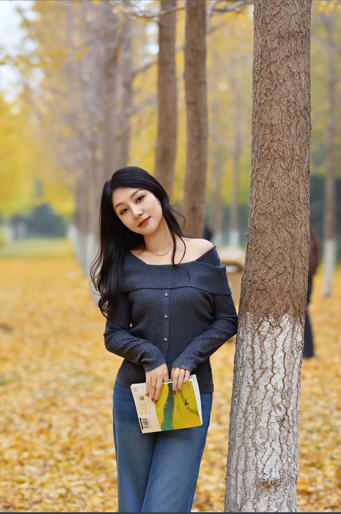 秋日漫步，书香满怀，静享美好时光。