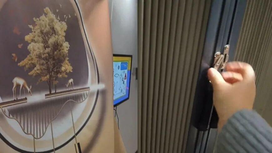 吓人！湖北，一女子独自入住酒店开房，可晚上准备休息时，却听到床头的画有被风吹动的