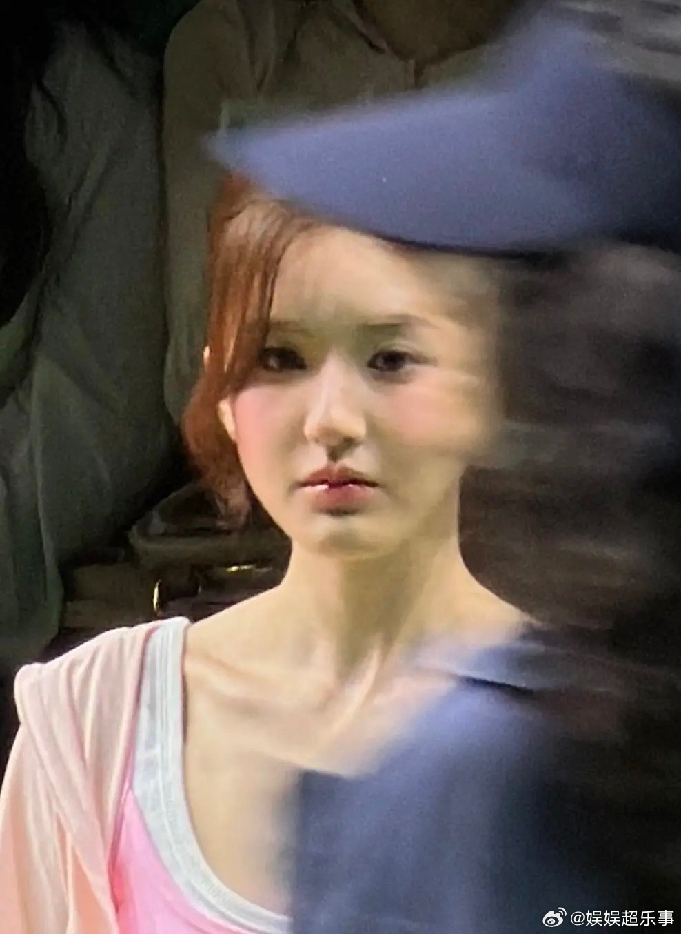 我觉得赵露思绝对不是妆容的问题，很明显和之前脸型都不一样了，现在好像不对称。