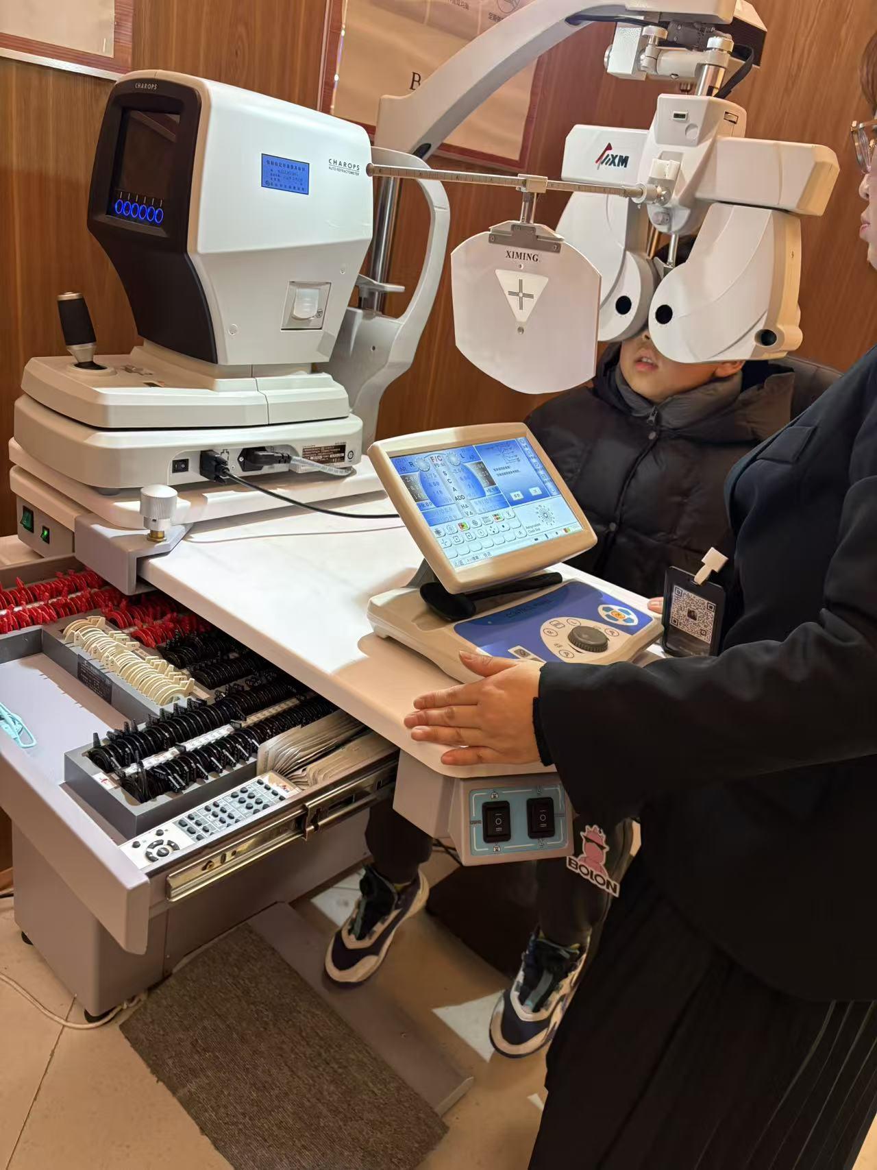 小学四年级就要戴眼镜了，借助此次经历，给那些需要的人一些建议，少走弯路昨天老师