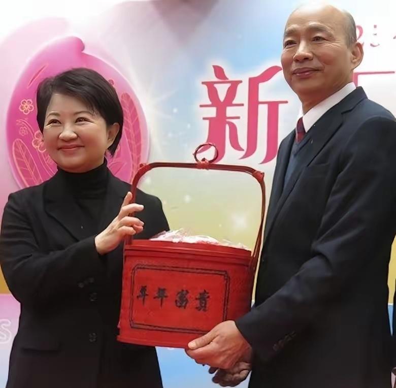 有没有发现，卢秀燕最近很高调的露面，先是要去美国出访，按照她说的，代表国民党去给