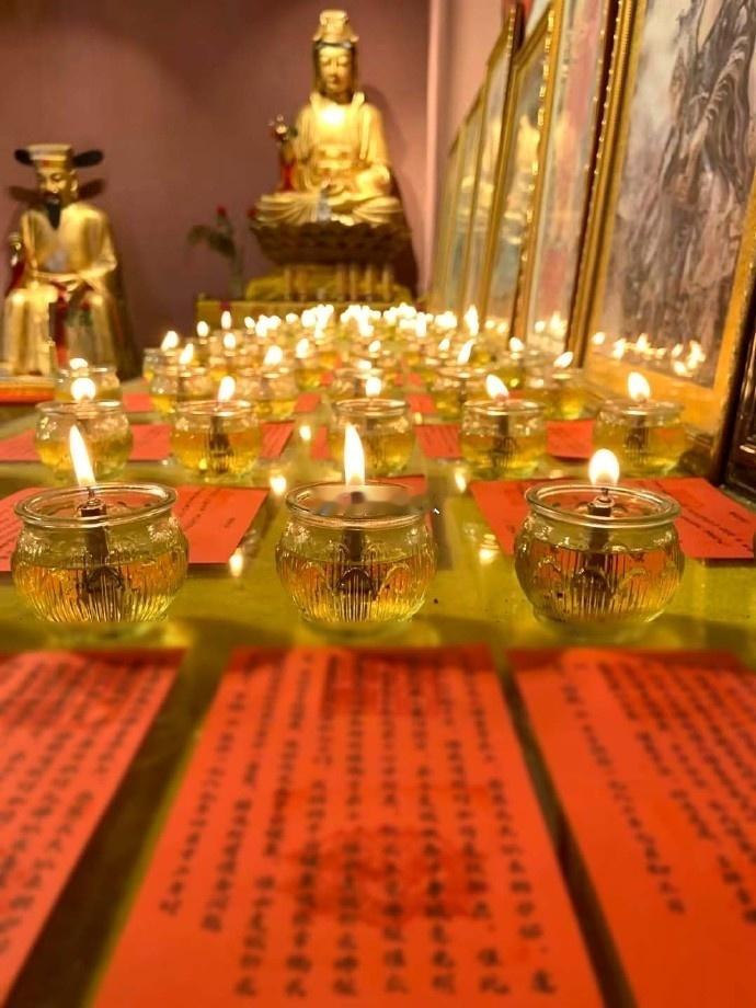 盏盏心灯，显现自性光明，供灯祈福，诸佛慈悲护航，父母康寿、子孙昌盛、事事如意吉祥