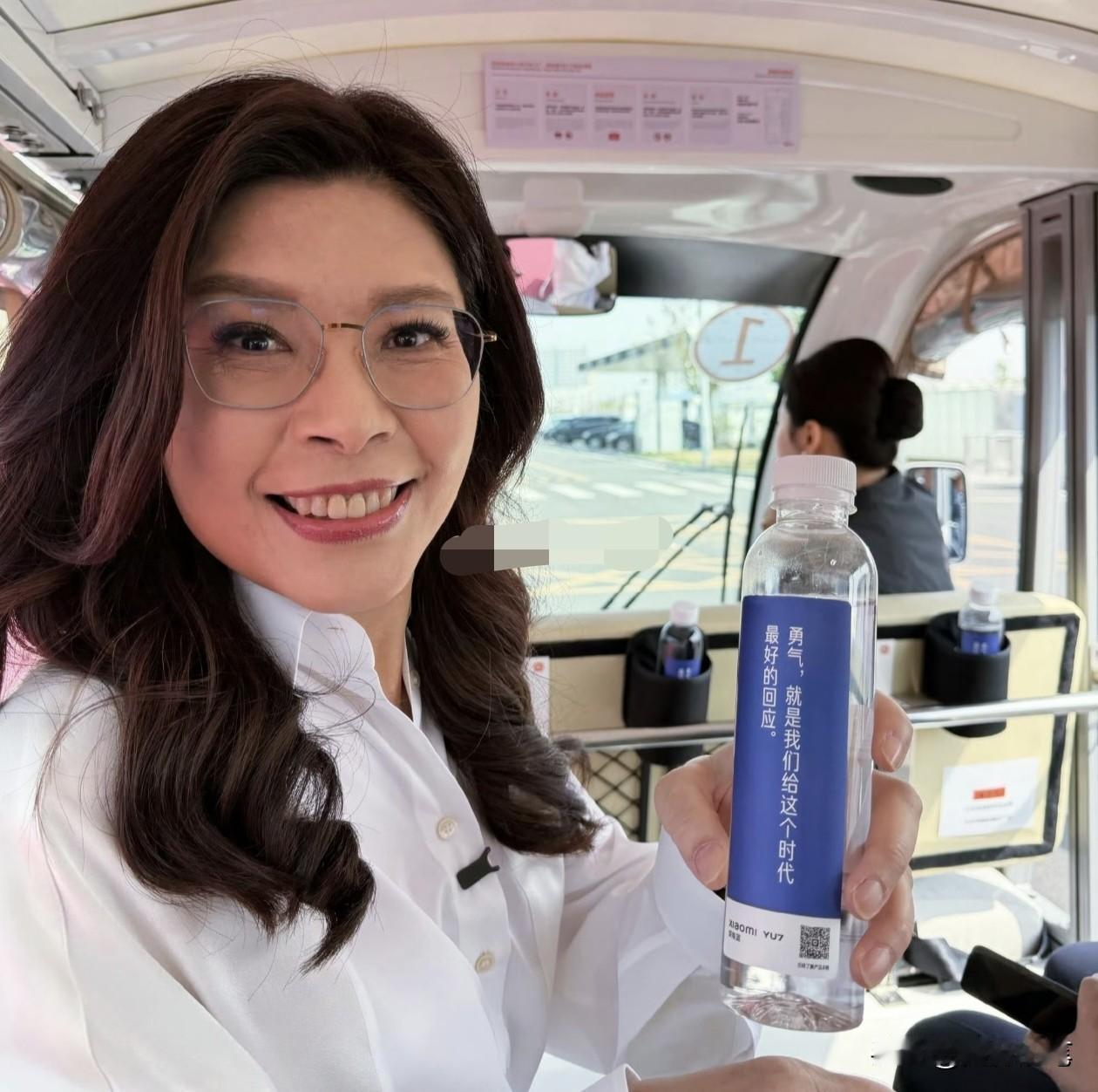 没想到郑丽文与江怡臻都一样对小米公司的瓶装水这么喜欢。在12日上午参访小米超