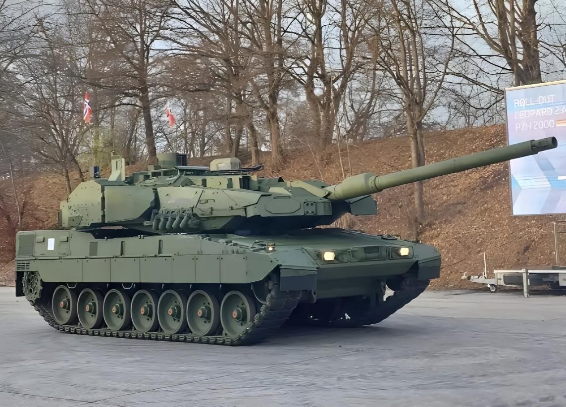 豹2A8和100式都是新坦克，所以最近经常有人拿它俩做比较。比不了！豹2