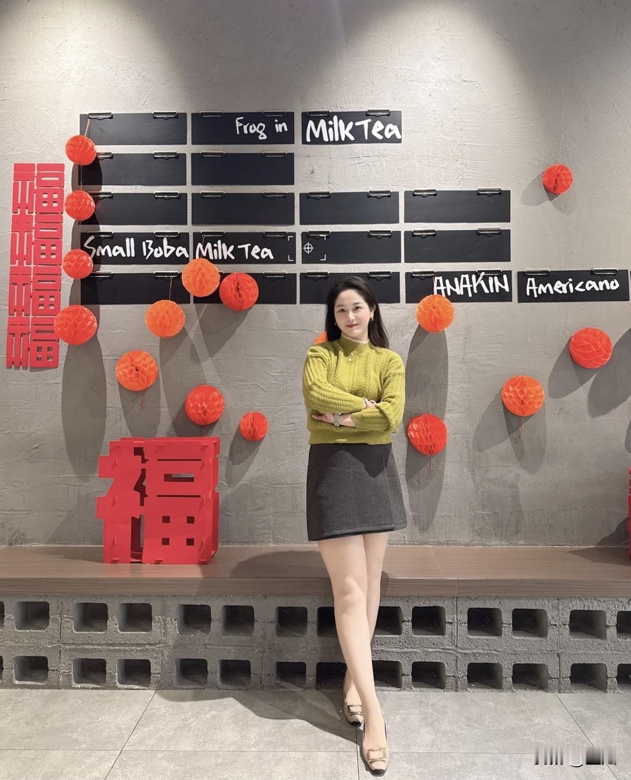 从特征上看，脸型流畅无明显硬伤很重要，不管是方圆脸还是鹅蛋脸，流畅的脸型化妆后能