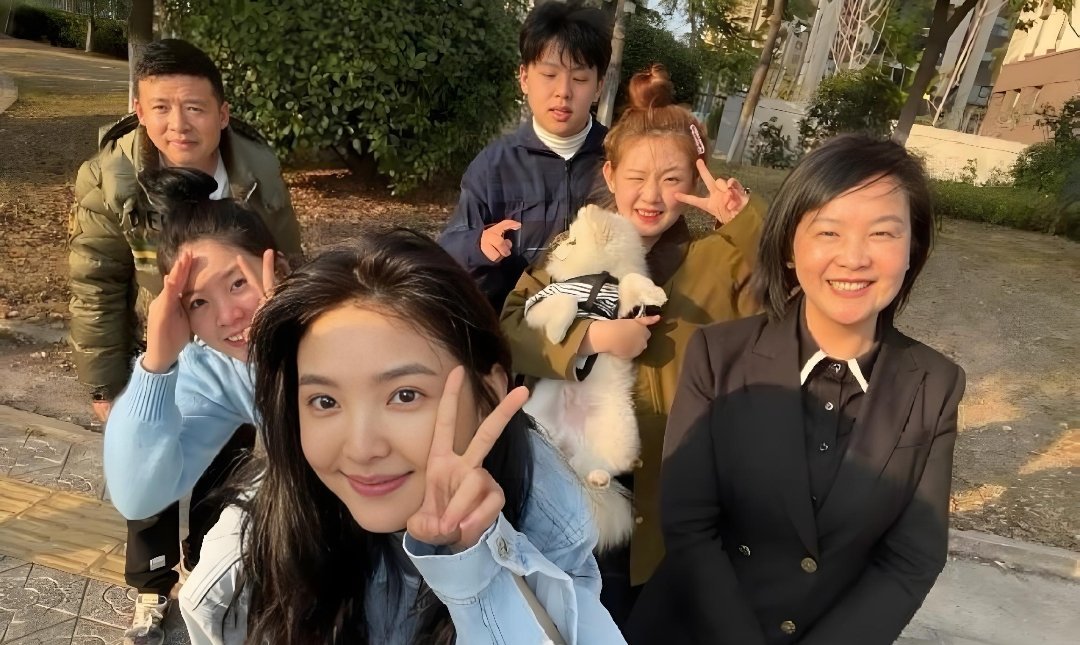章若楠一家子，她是中了基因彩票那个吧。