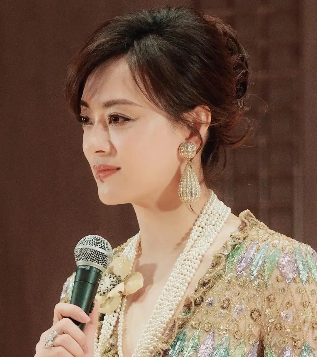 孙俪41岁没修图，直接把行业滤镜干碎了！这哪是简单的活动生图，这简直是一场行业