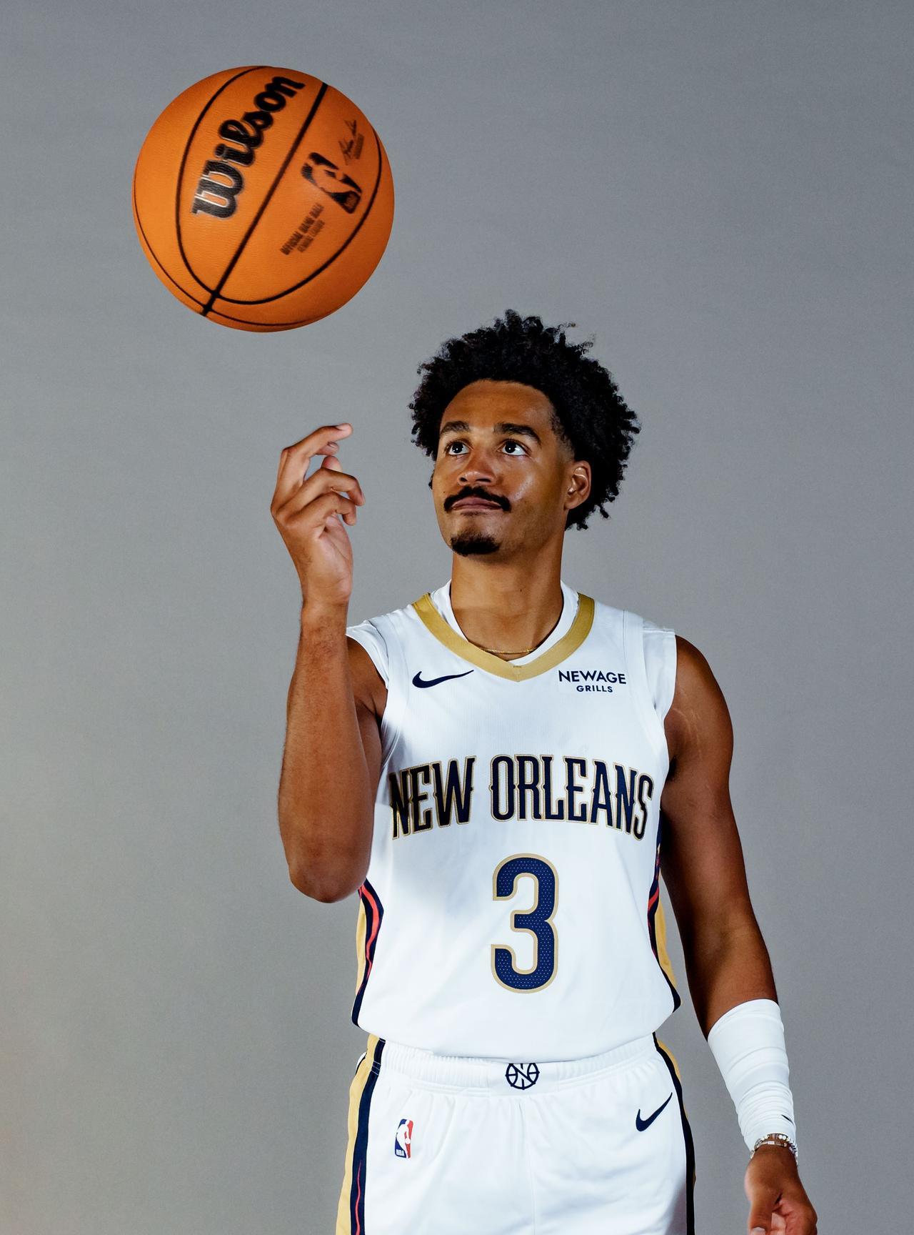 给你机会不中用啊，普尔鹈鹕首秀9投3中仅得11分！在鹈鹕的NBA季前赛上，今年
