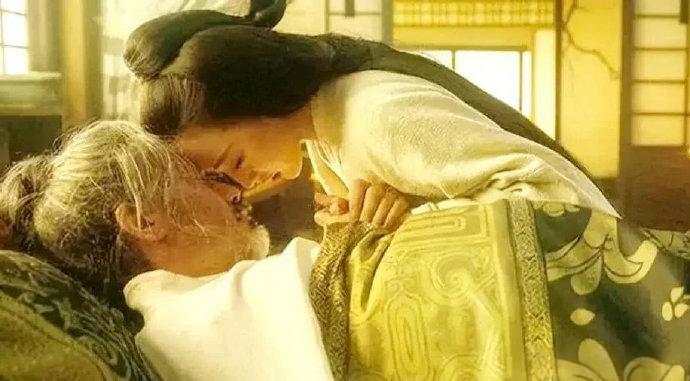 司马懿晚年，嫌弃50多岁的发妻张春华年老色衰，不愿与她住一屋。他搬去<em>宠妾</em>柏夫人卧