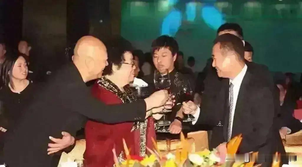网友们在聊京城赵姨娘的圈层，聊名媛圈的时候，聊到了王健林。他们说王健林和陈丽