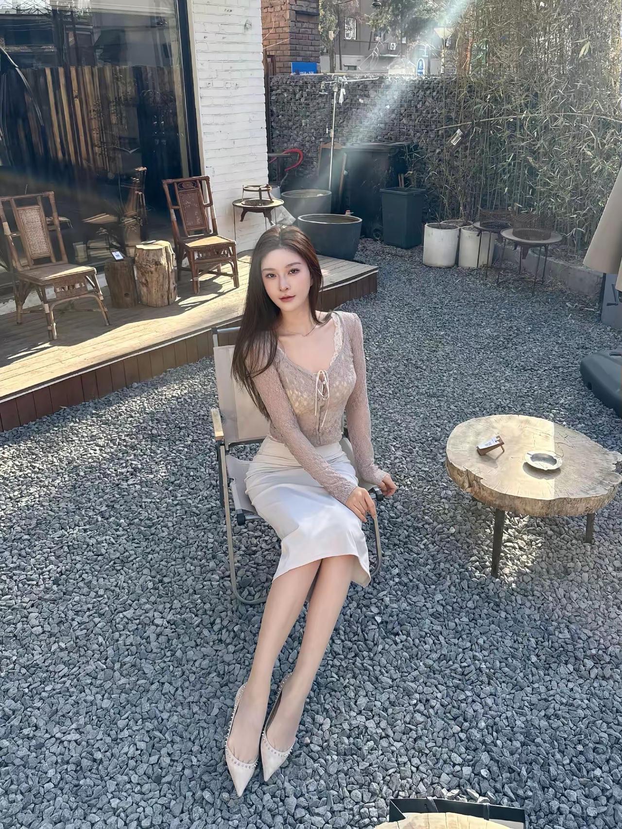 微醉之后悠然入睡，风儿轻轻吹过，带着飘落的花瓣，洒落在停靠岸边的鱼船上。