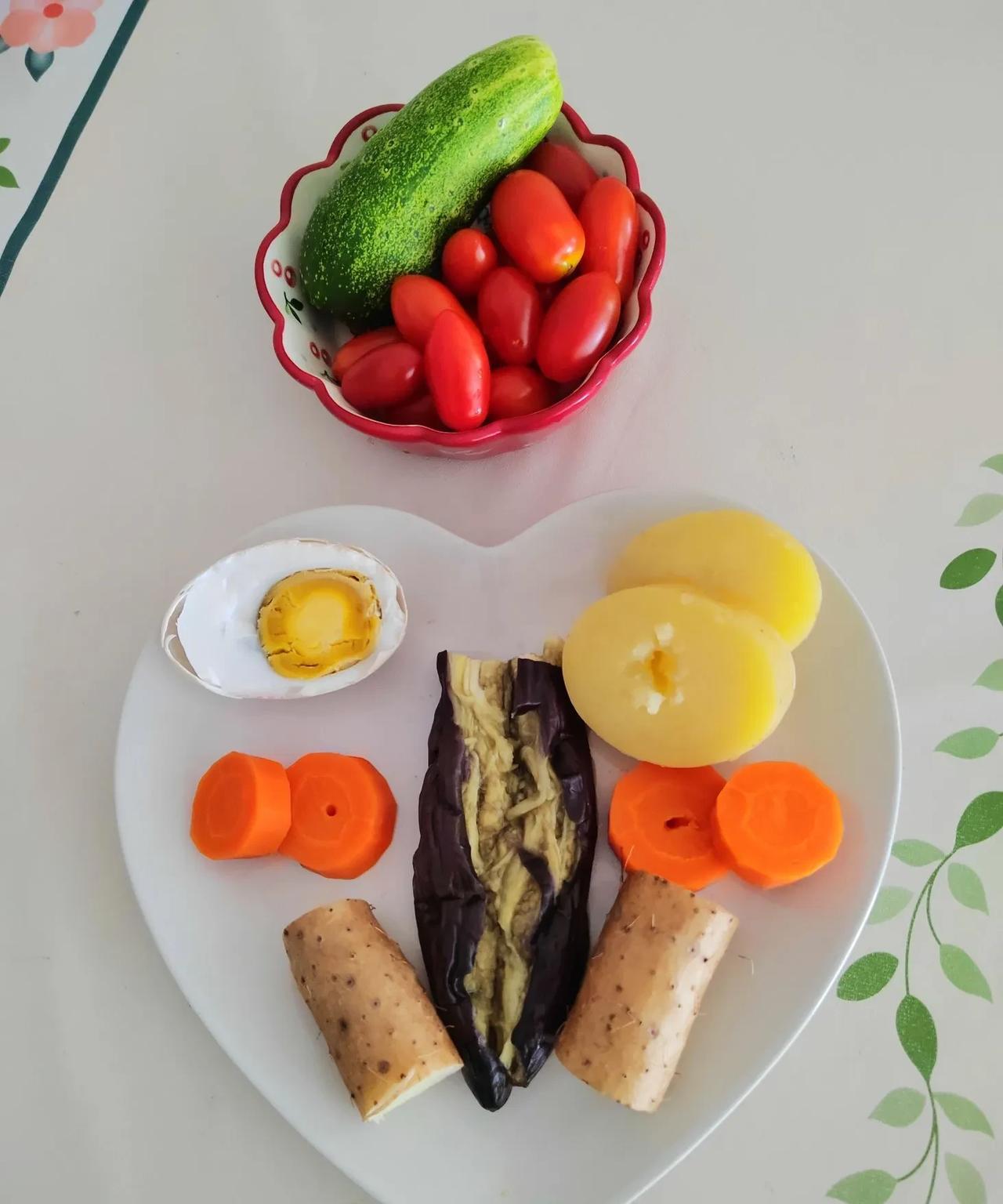 民以食为天，粗茶淡饭赛海鲜！今天早餐，小老太太我，主打田园风，做了懒人一锅出！