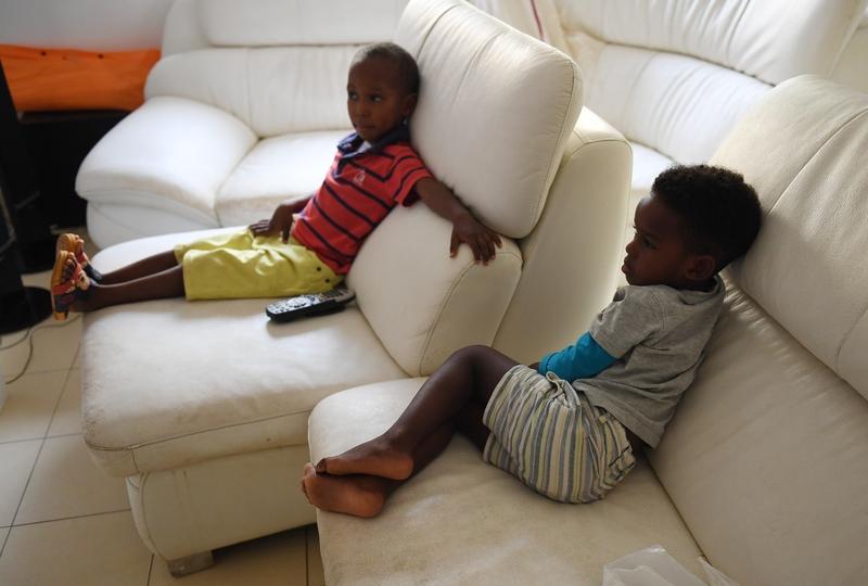 有时候会想，人与人之间，确实有着天壤之别。有一家四口挤在五平米的房子里，厨房与