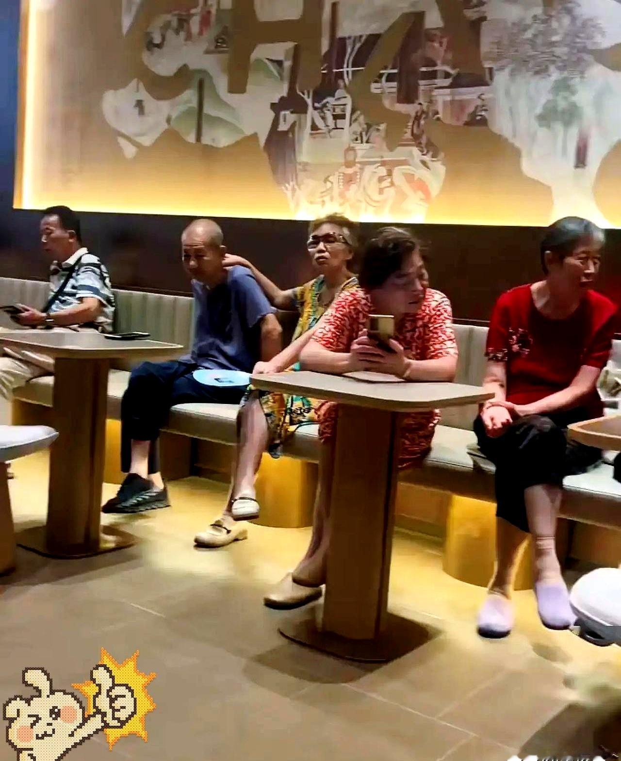 店里空调一开，冷得像进了冰柜，你以为老板在宠顾客？有时候真不是，可能是在提醒你