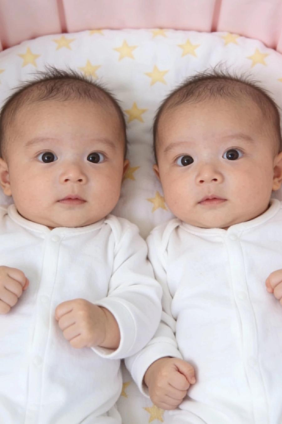 我表妹的老公是上门女婿，上个月生了一对双胞胎男孩，表妹跟婆婆强烈让老二跟老公姓，