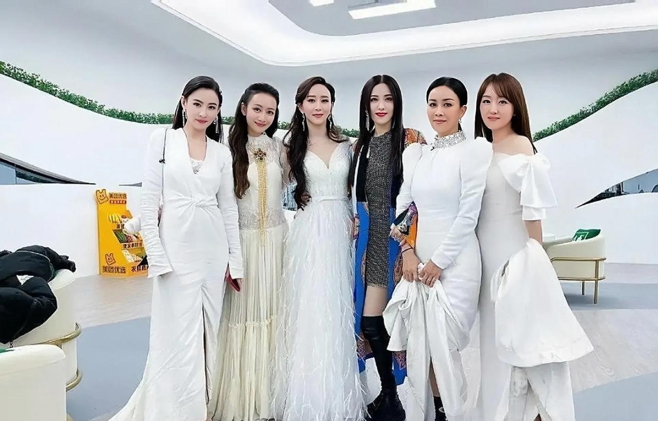 曾黎的美遇到对手了，这张图片里，虽然她站到了C位，虽然她衣服颜色和别人都不一样，