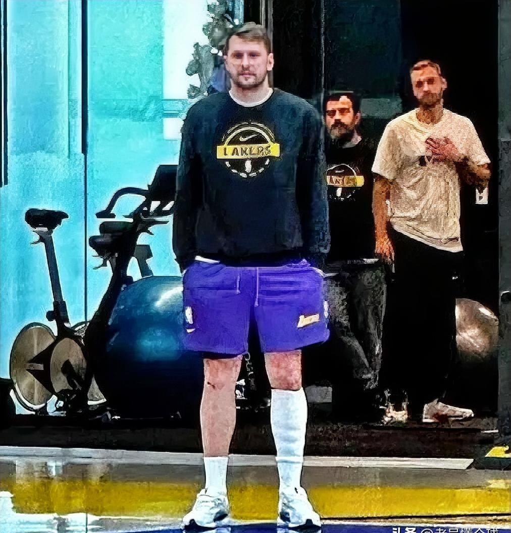 医学报告要求4-6周静养，但东契奇的小腿，可能连4天都等不了。这不是新伤。这