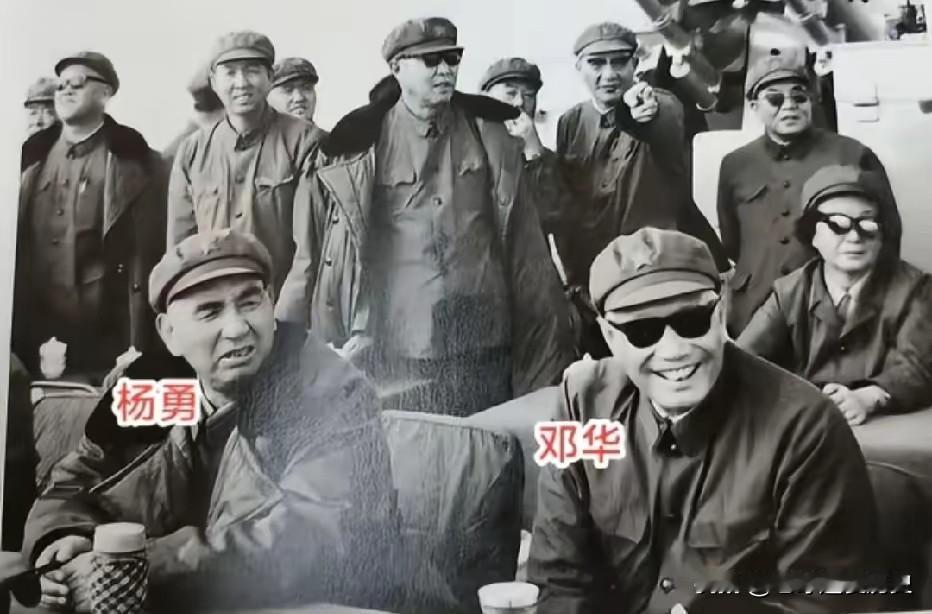这张黑白老照片，定格了杨勇、邓华两位开国将军同框的珍贵时刻。他们头戴军帽，身着
