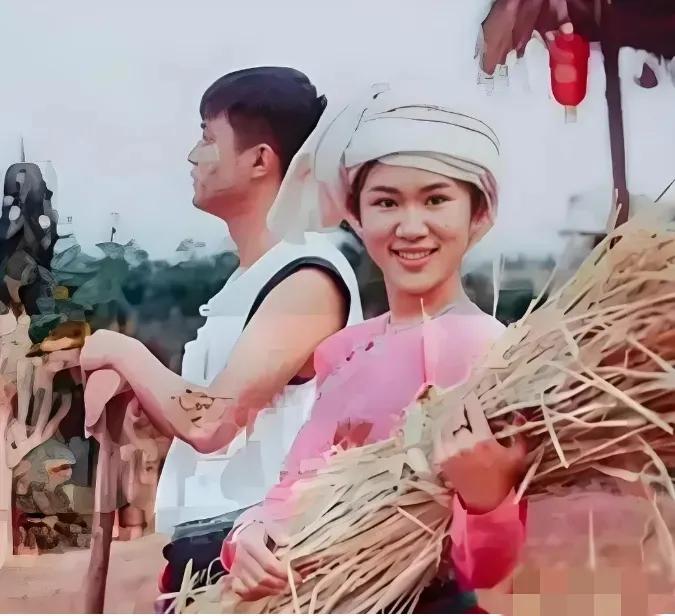 1974年秋，云南西双版纳。20岁的知青杨俊上山砍柴，一斧劈在枯树上，毒马蜂扑面