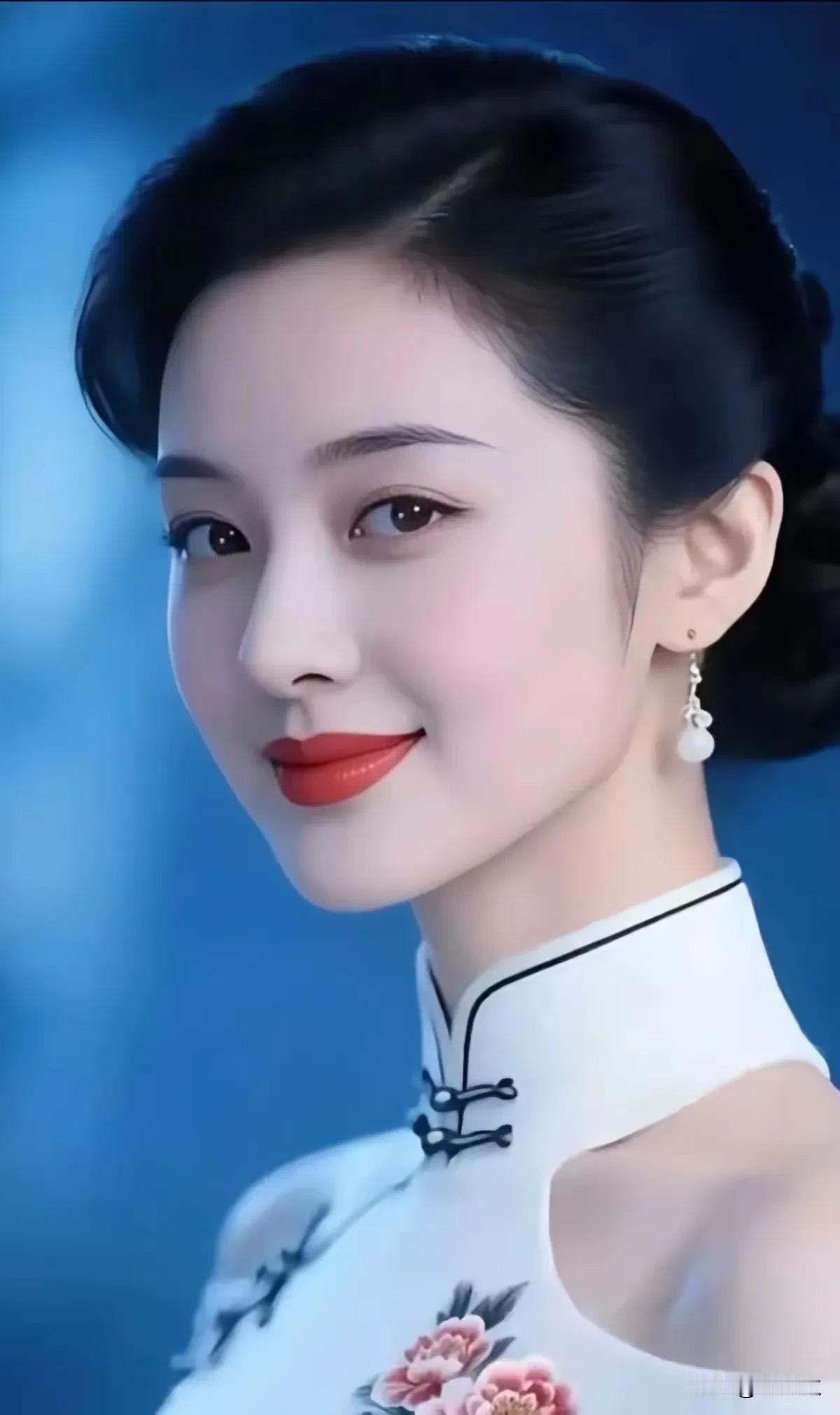 眼含秋水笑嫣然，一笑倾城再倾国。