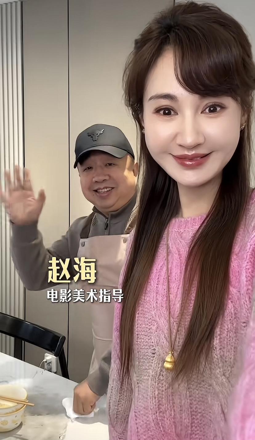 杨雪好幸福啊，老公收拾家务，自己美美哒。网友留言：她老公果然是搞美术的，审