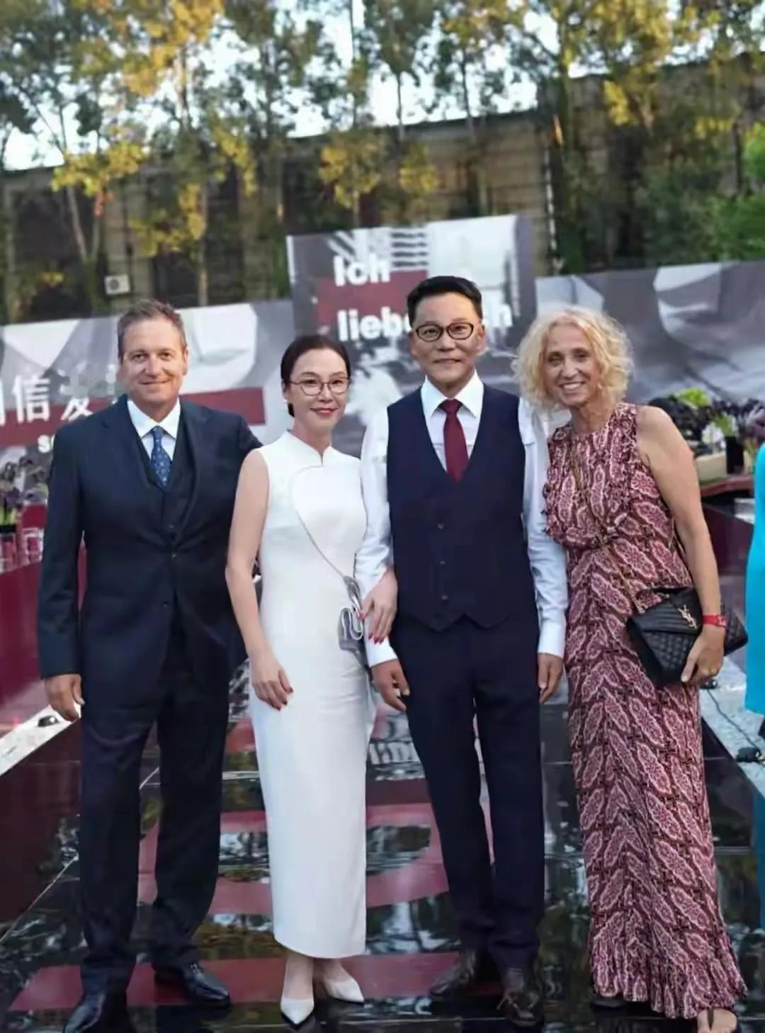 不得不夸奖一下，张丹红在同龄人中那是真显年轻，59岁的她依旧风韵犹存，散发着成熟