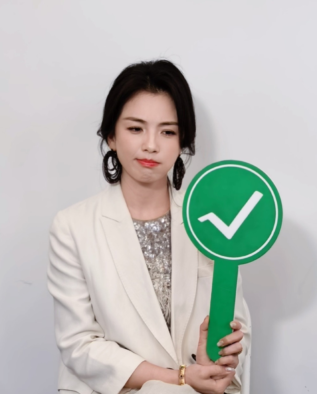 刘涛吃了多少微醺成这样百厨大战遇到对胃口的美味，涛姐压根不管形象管理，脑袋跟着
