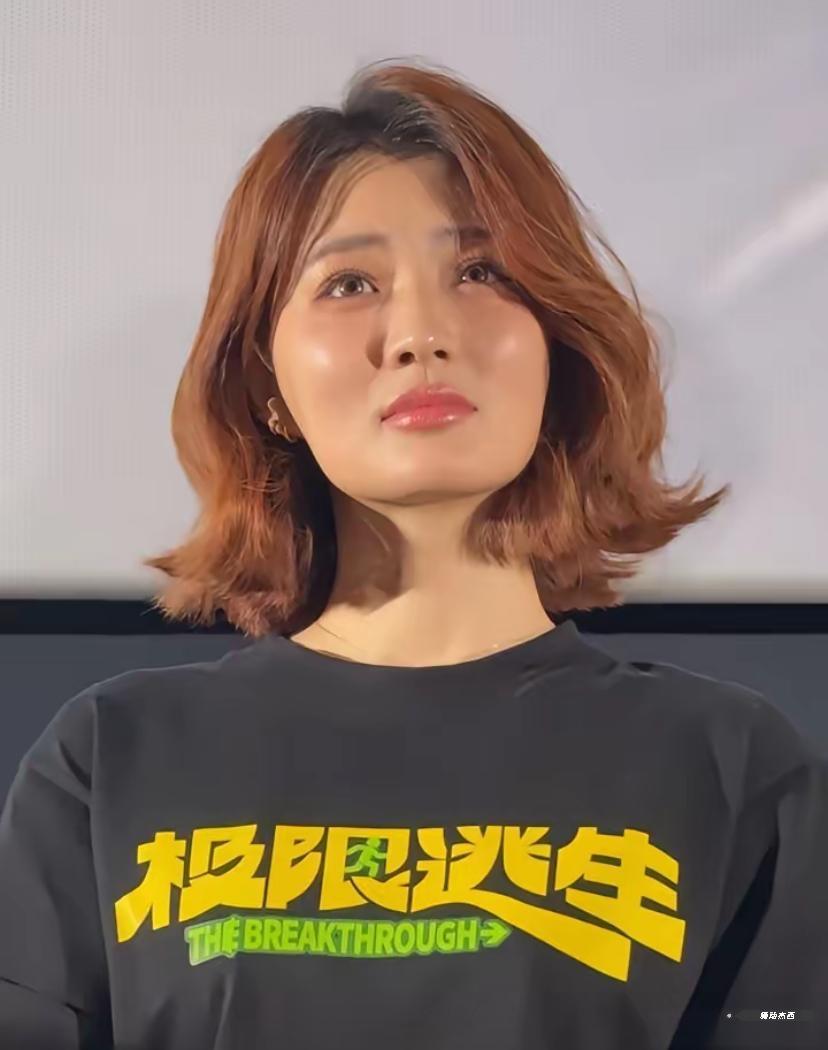 徐璐这脸挺挑角度的她不是瓜子脸也不是圆脸，属于小方国字脸，有些角度真的很容易把