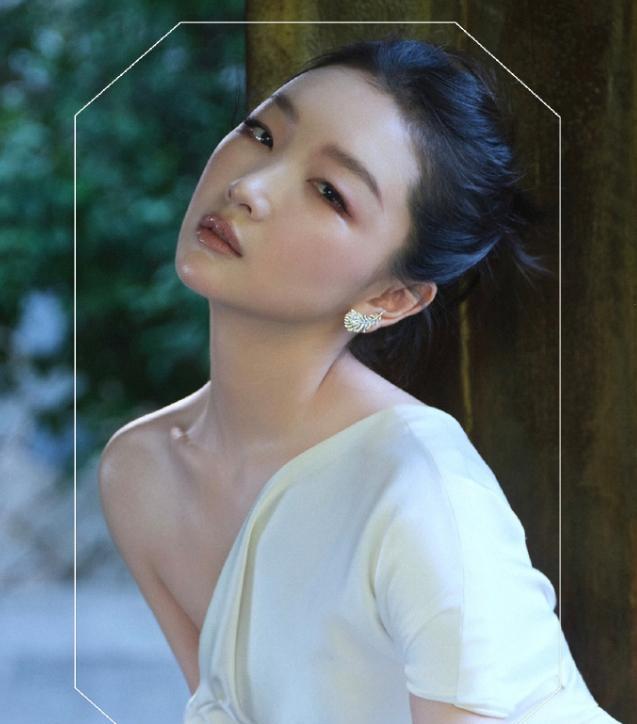 周冬雨只剩3个代言了周冬雨作为三金影后，咖位没有降低，刚官宣海外电影节评委，但