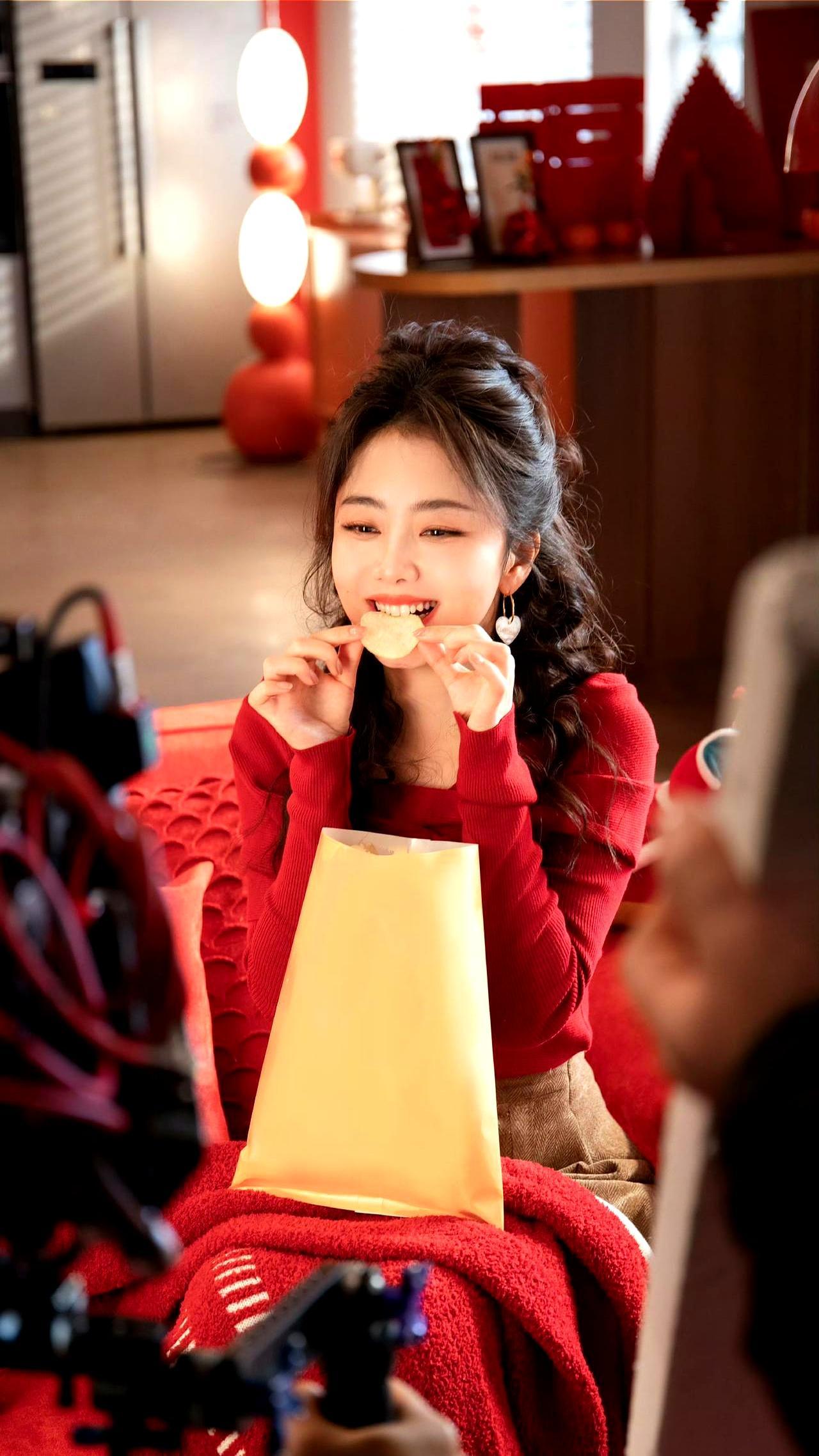 咬口点心，年味炸成糖腮帮鼓成小仓鼠那刻，手机屏像被灯笼烫了一下。红毛衣把冬