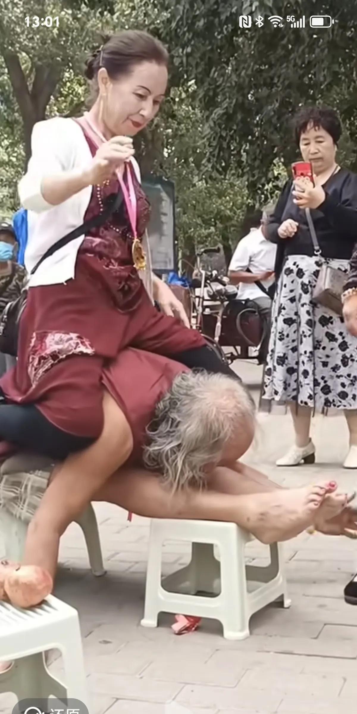 如果我老了也这样，请把我打死！一个穿着斯文也很有气质的大妈，骑在一个老
