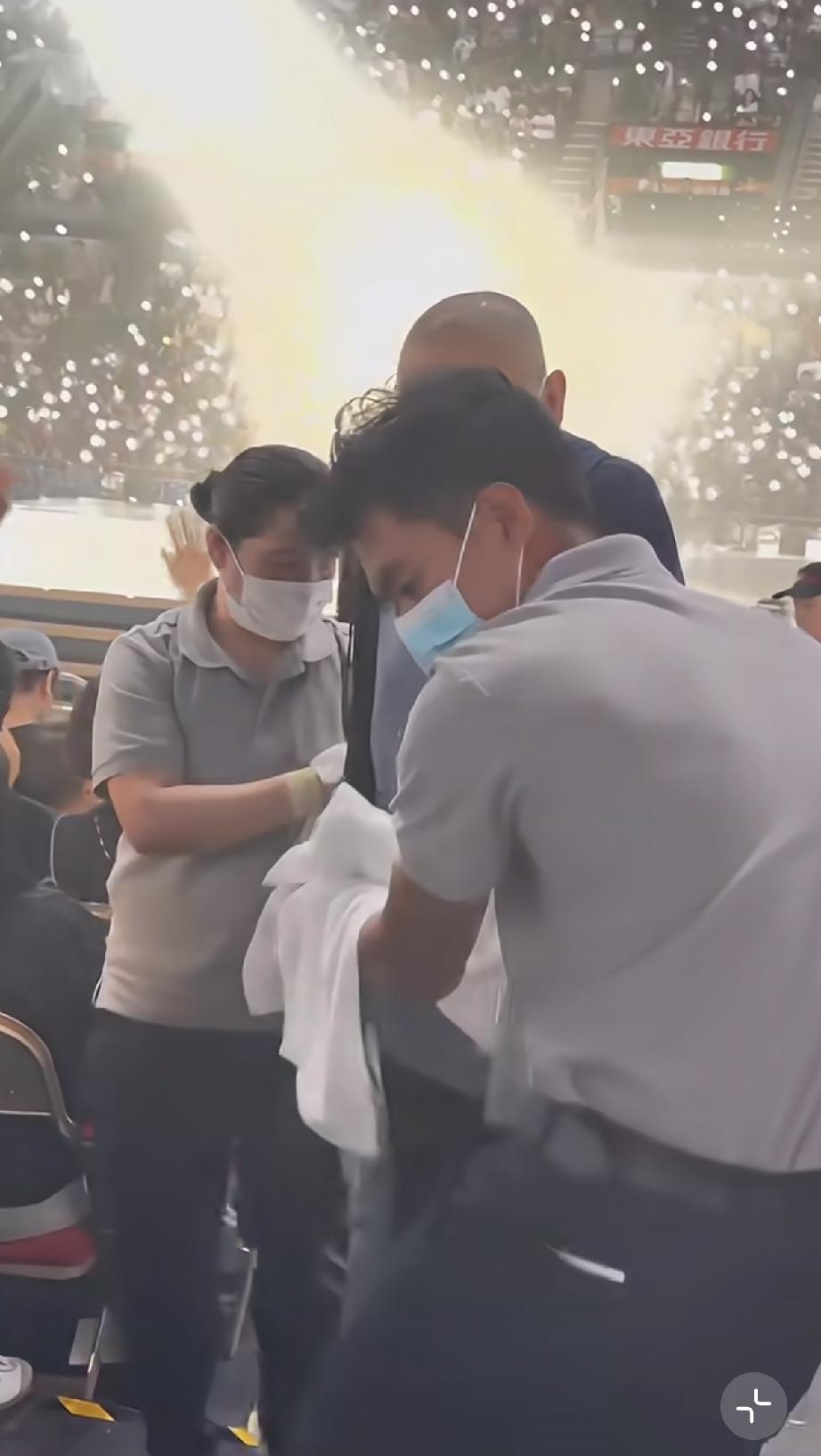 9月11日，刘銮雄坐着轮椅到香港红馆看谭咏麟演唱会，看了一会儿就坚持不住了，裹着