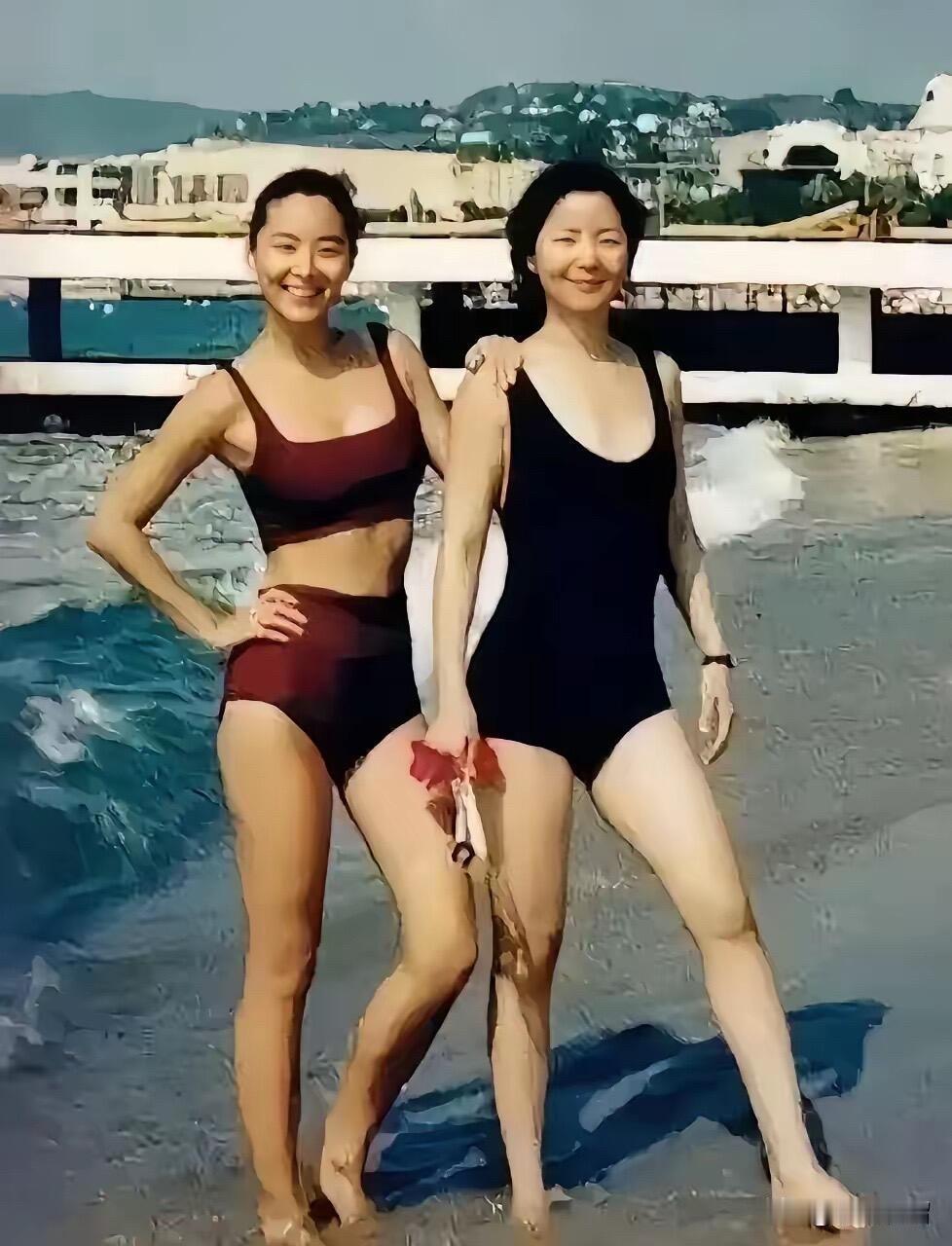 1990年，36岁的林青霞与37岁的邓丽君在法国南部海滩留下一张合影。