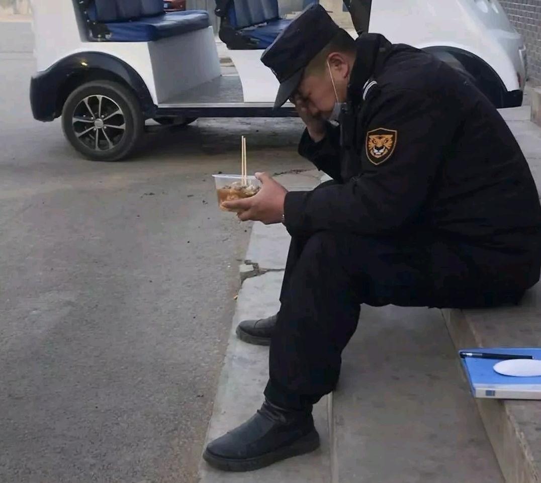 当了五年保安的老张昨天突然提出辞职。晚上我问他为啥不干了，你五十多岁了出去找工作