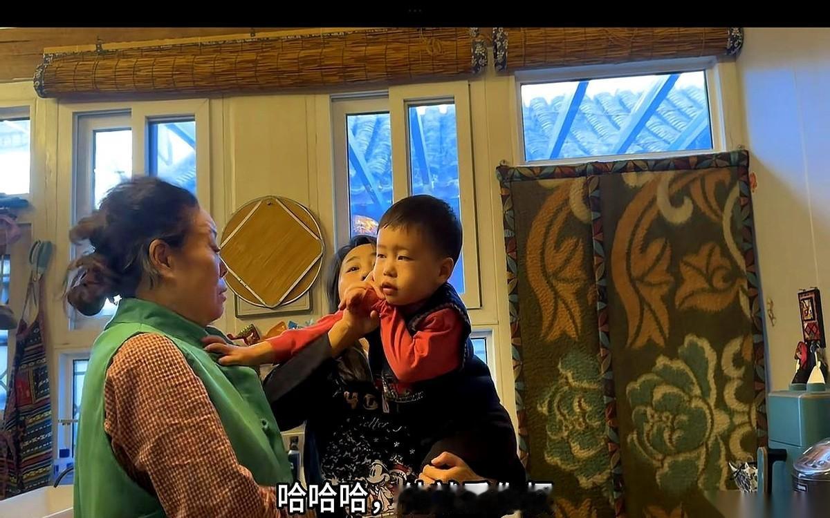 一巴掌，直接扇在了亲奶奶的脸上。不是不小心，是连着四次，一次比一次狠。就因为打