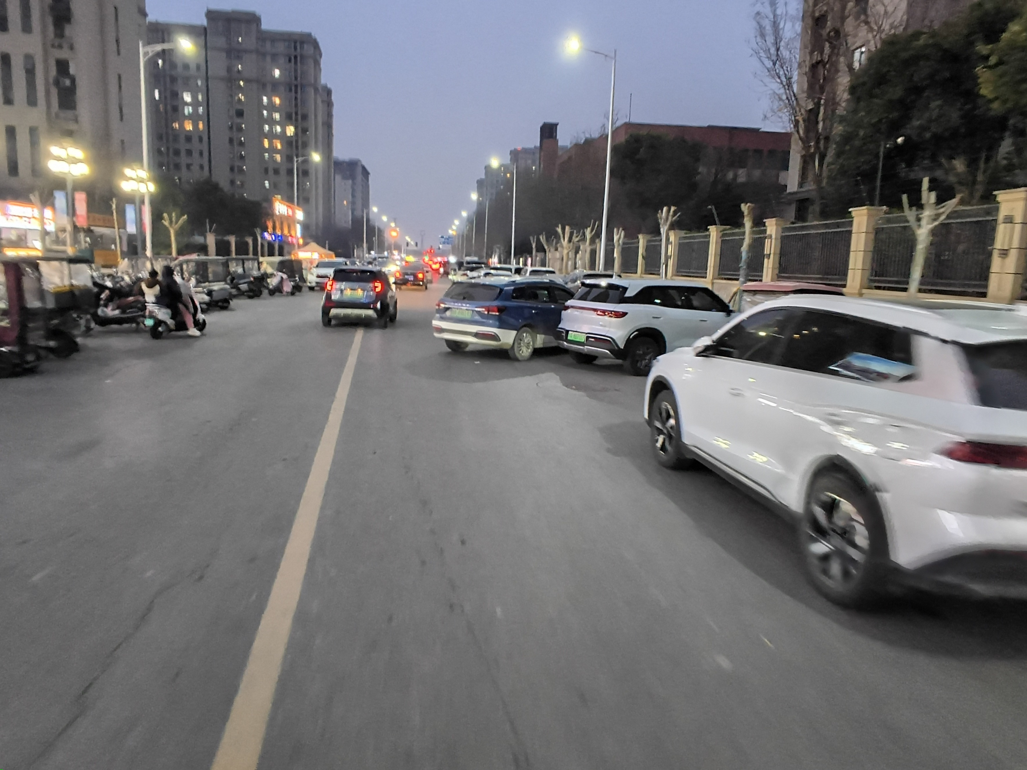 论违停的青出于蓝而胜于蓝…图二这位素质真的是太神奇了！违停