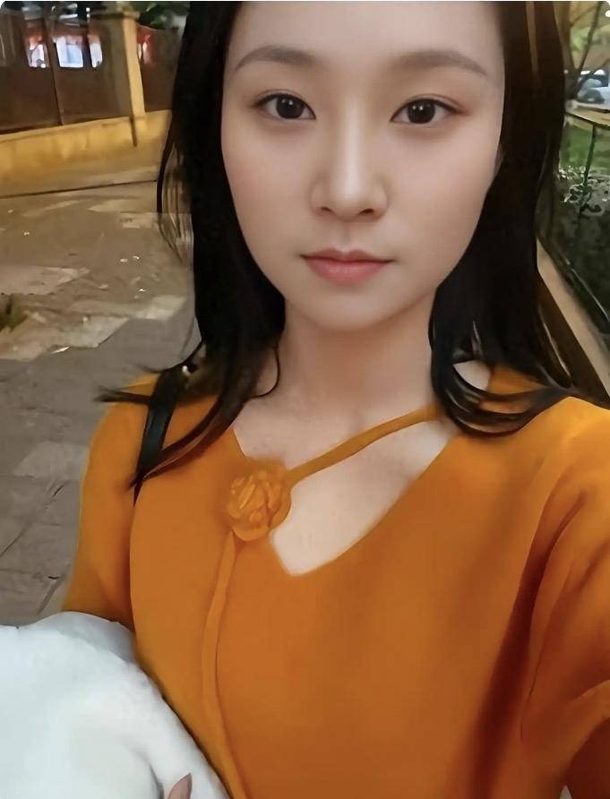 一缕芳龄何处去？跳河轻生二十八。四川28岁女孩跳河轻生，长得端庄秀丽，异常清