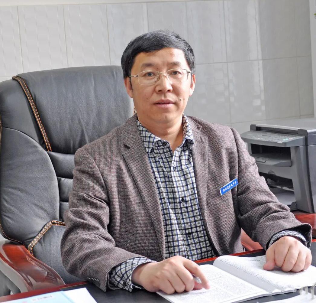 又一个中学校长在退休之际上了热搜，成都师范学院德阳高级中学的黎校长在教育系统干了