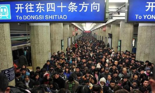 “北京地铁一年亏损229亿，却每天承载着数百万人的通勤。”早高峰车厢里人挤人，站