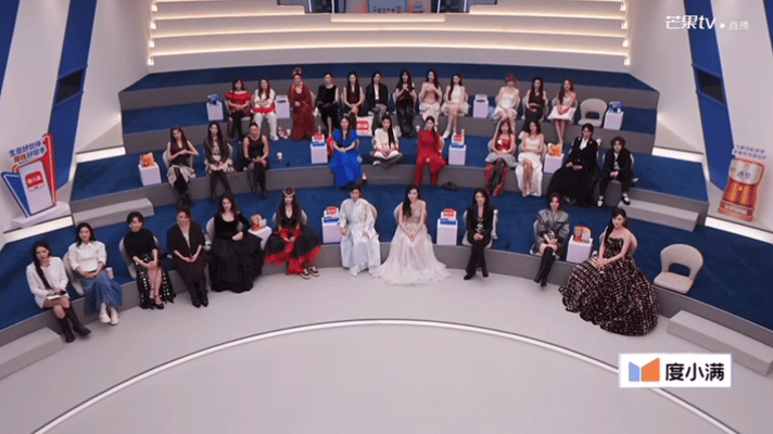 孙怡紧急撤回一个盘腿孙怡真的太真实了，盘腿坐被镜头抓到立刻撤回，那个动作熟练得