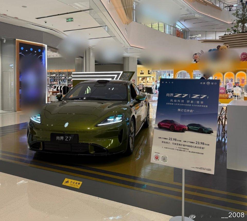 今天周末，店里来看尚界Z7的人真多啊这设计确实受年轻人喜欢