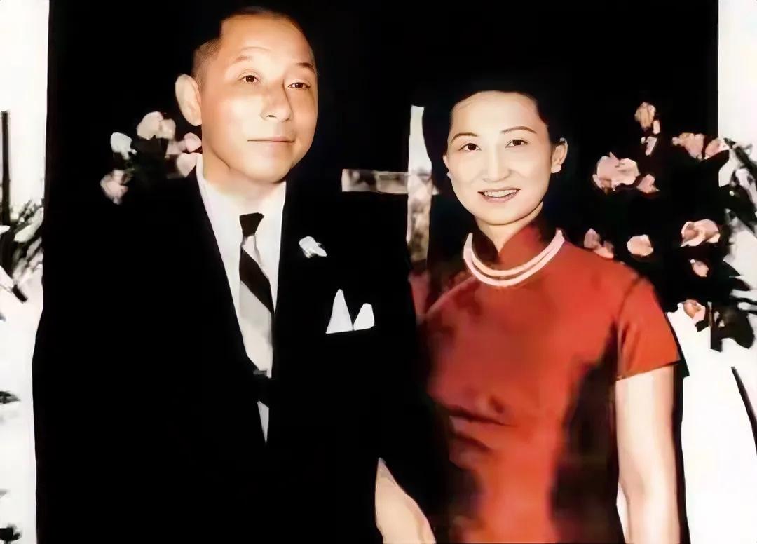 1964年，63岁的张学良与52岁赵一荻正式结婚时的留影，照片中赵一荻穿着大红旗