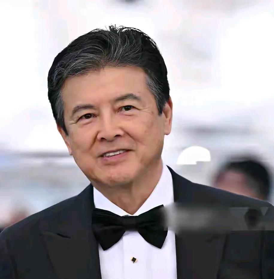 帅了一辈子的男神，73岁了还是风采依旧，真是从小帅到老，气质不凡帅气不减，现如今