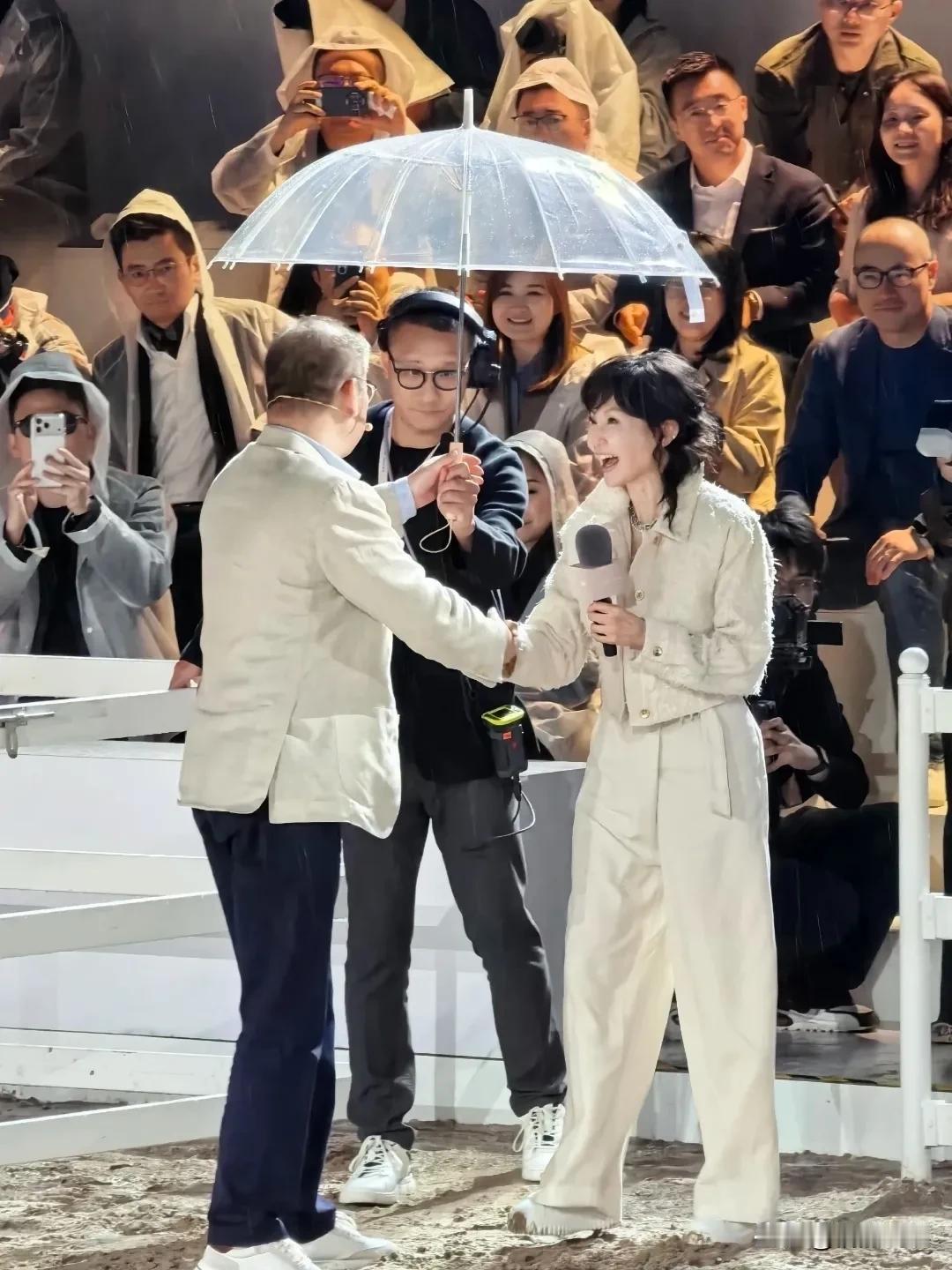 张曼玉现身北京，出席某品牌车的现场活动，影后风采依旧，依然优雅、无比。她在北京