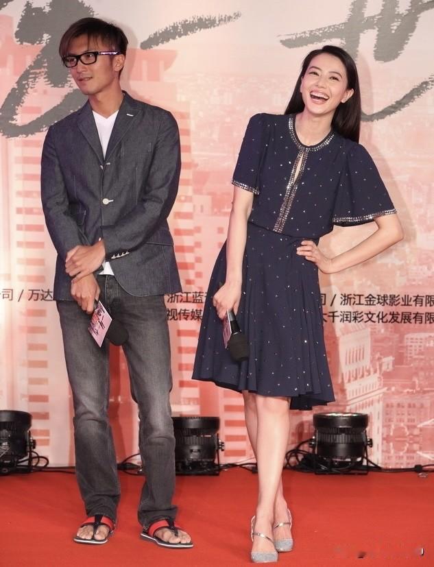 谢霆锋咋那么喜欢这双拖鞋呢！都说拖鞋很休闲很随意，谢霆锋却在在参加正式活动的时候