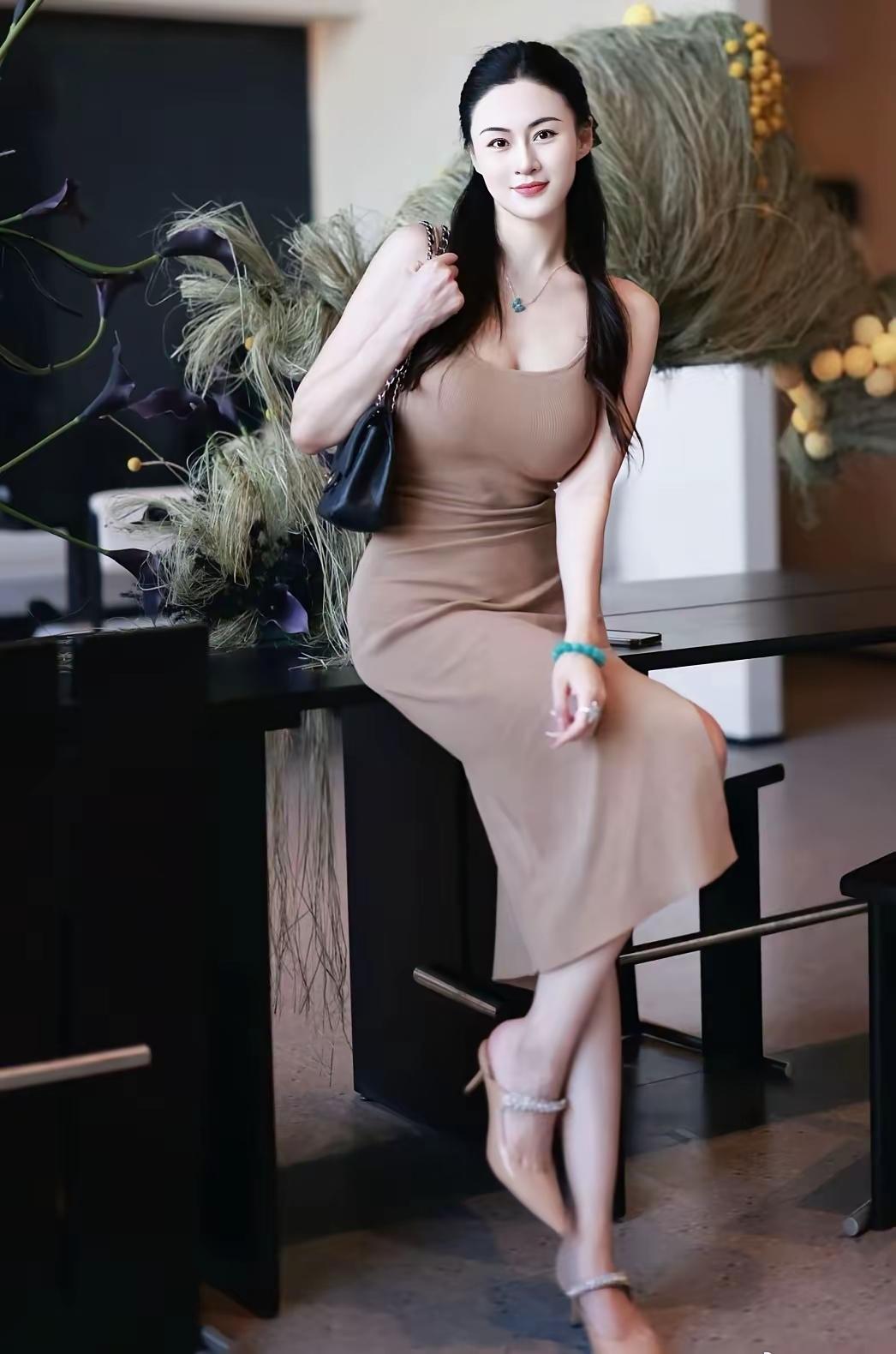 女人这辈子，一定要来三次轰轰烈烈的恋爱。第一次，是和初恋，来一场青涩之恋。第二次