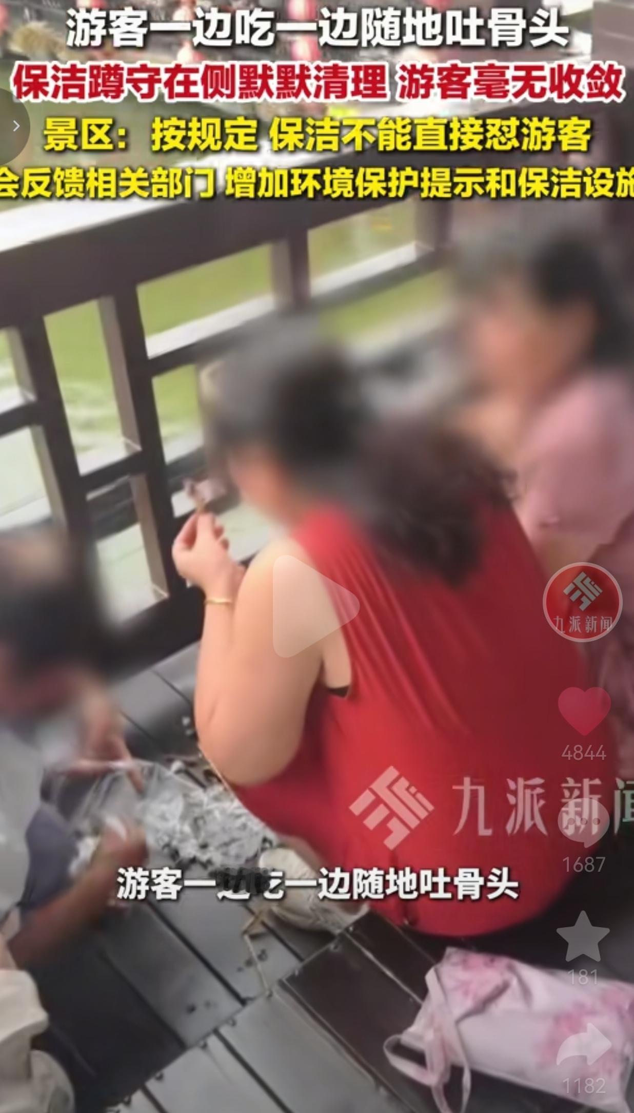 太没有素质！8月16日，河南开封清明上河园，游客拍下一段特别刺眼的真实一幕。